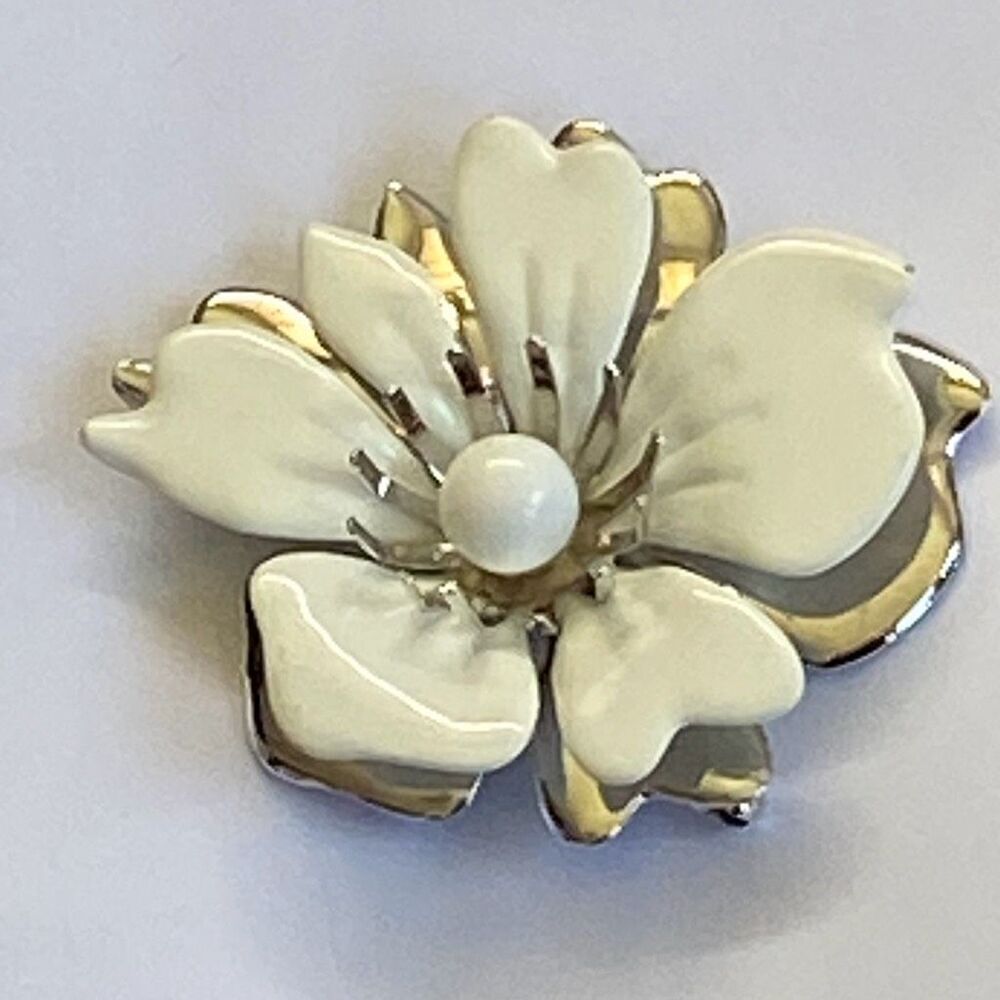 Sarah Coventry Vintage 1980s Enamel Flower Brooch White Silver Gala FancyGrandma